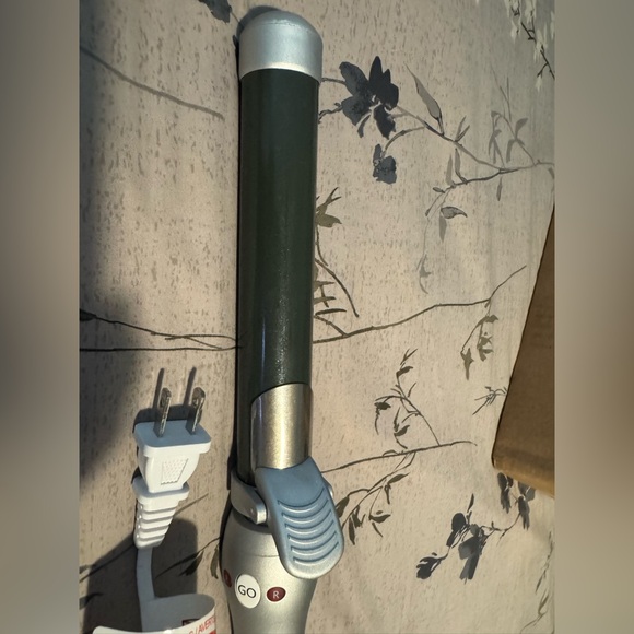 The Beachwaver Co. Professional Rotating Curling Iron - White